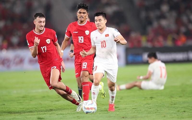 Các cầu thủ Việt Nam (áo trắng) không thể vượt qua Indonesia trên sân Bung Karno. (Ảnh LÂM ANH)