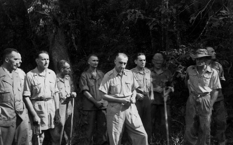 Tướng De Castries (đi đầu) cùng toàn bộ Bộ tham mưu Tập đoàn cứ điểm Điện Biên Phủ ra hàng, chiều 7/5/1954. (Ảnh: Tư liệu) 