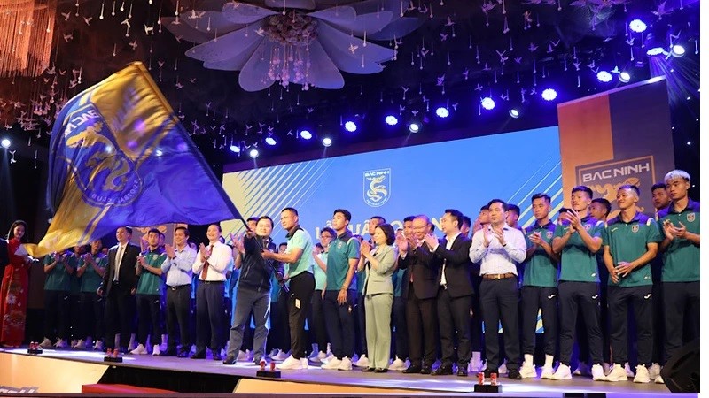 Lãnh đạo tỉnh Bắc Ninh cùng đội bóng phất cờ xuất quân.