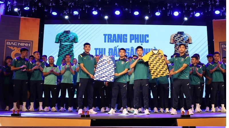 Bắc Ninh FC giới thiệu với người hâm mộ mẫu áo thi đấu của đội.