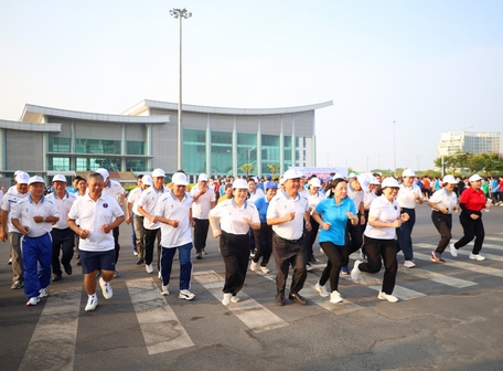 Các đại biểu hưởng ứng Ngày chạy Olympic vì sức khỏe toàn dân.