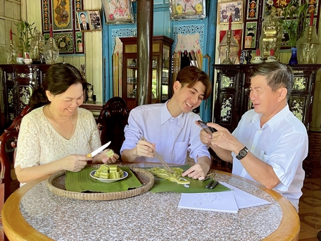 Nguyễn Minh Công cùng ba mẹ thổi hồn cho những chiếc bánh dân gian.