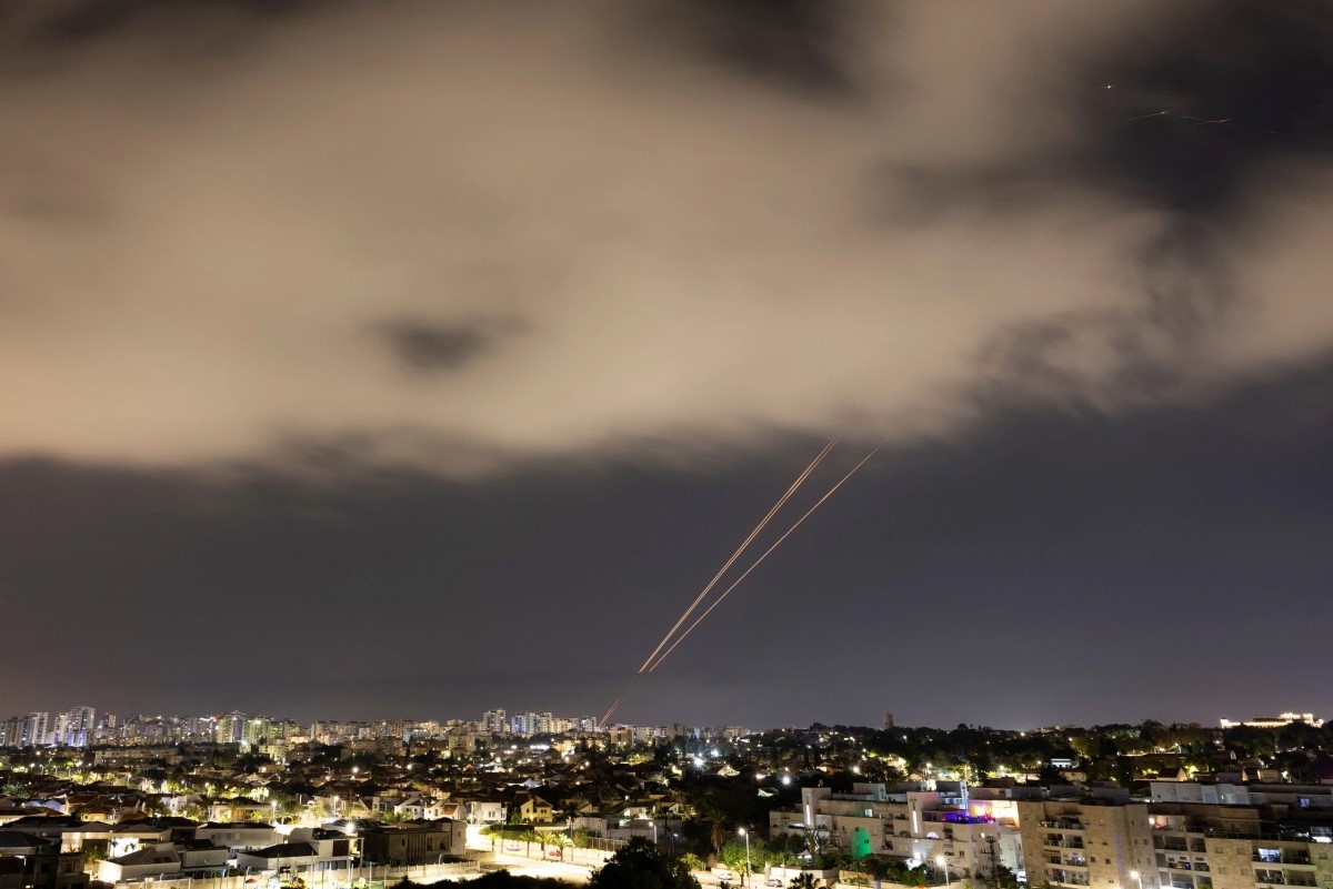 Vật thể bay bị đánh chặn trên bầu trời ở Ashkelon (Israel) đêm 13/4, rạng sáng 14/4. Ảnh: Reuters.