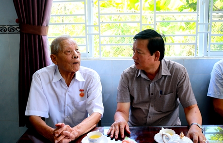 Chủ tịch Ủy ban MTTQ Việt Nam tỉnh- Hồ Văn Huân thăm hỏi, động viên ông Phạm Văn Thoại (Phường 2, TP Vĩnh Long).