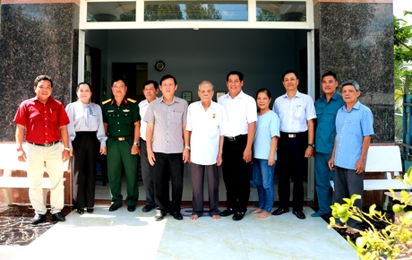 Đoàn chụp ảnh lưu niệm cùng ông Phạm Văn Thoại- dân công hỏa tuyến trực tiếp tham gia Chiến dịch Điện Biên Phủ.