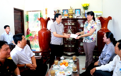 Đoàn đến thăm, tặng quà cho gia đình thân nhân ông Nguyễn Xuân Phong (phường Trường An, TP Vĩnh Long).