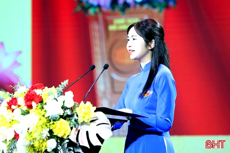 Em Hồ Phương Linh - Chi đoàn lớp 10 Trường THPT Chuyên Hà Tĩnh đại diện thế hệ trẻ tỉnh nhà phát biểu tại buổi lễ.