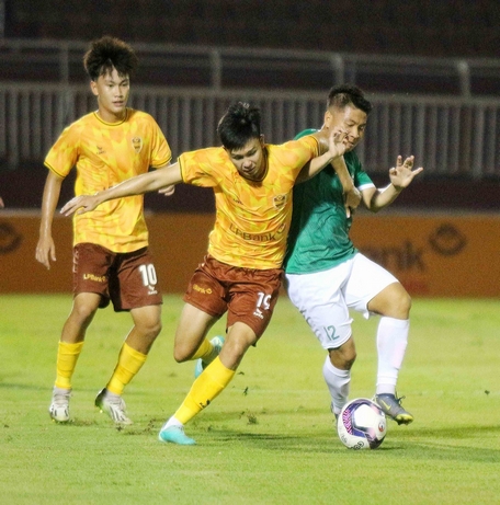 Vĩnh Long (bên phải) giành được 1 điểm quý giá trên sân của đội Trẻ TP Hồ Chí Minh.  Ảnh: DƯƠNG THU