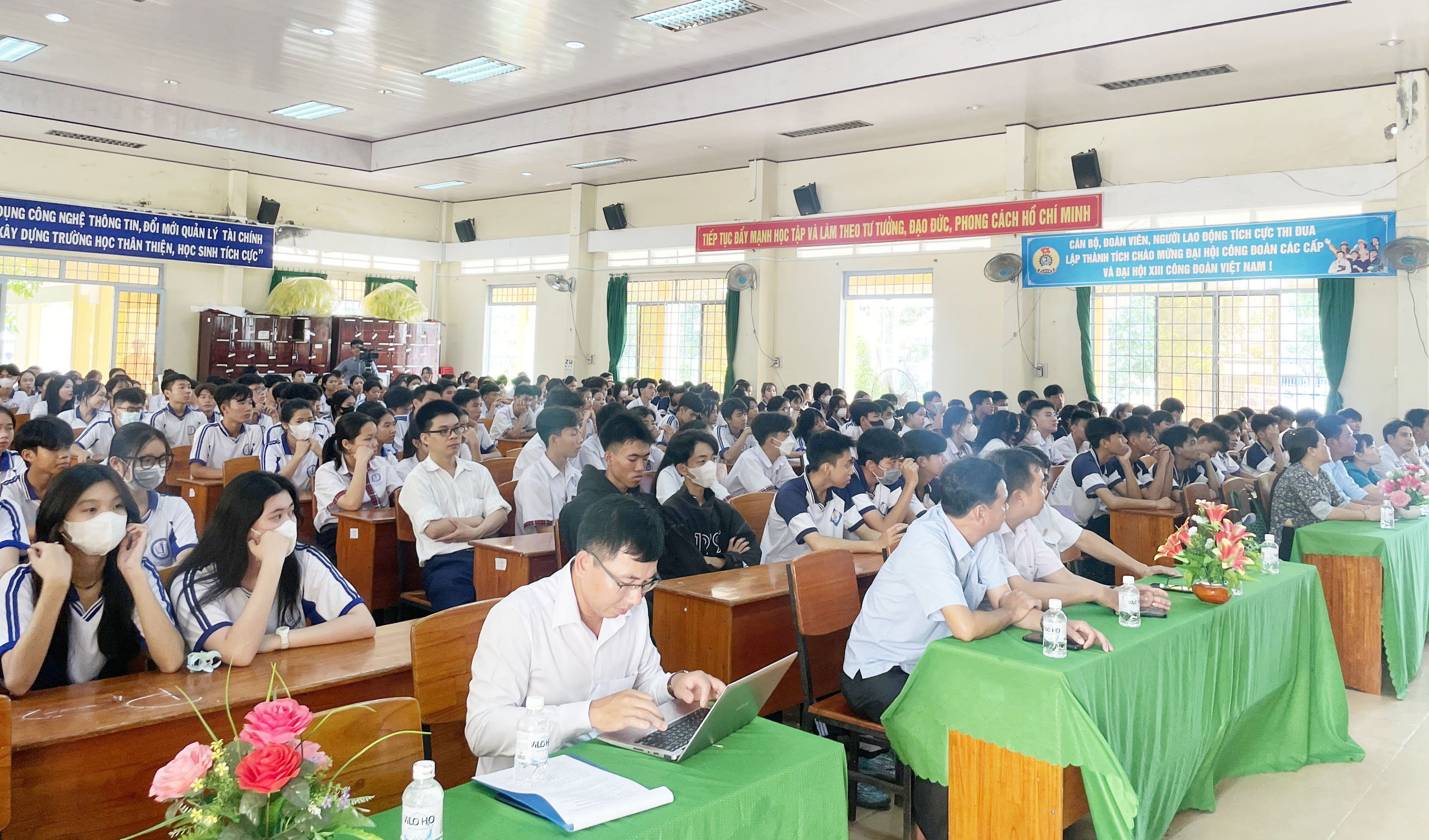 Học sinh Trường THPT Võ Văn Kiệt (Vũng Liêm) tham gia tư vấn.