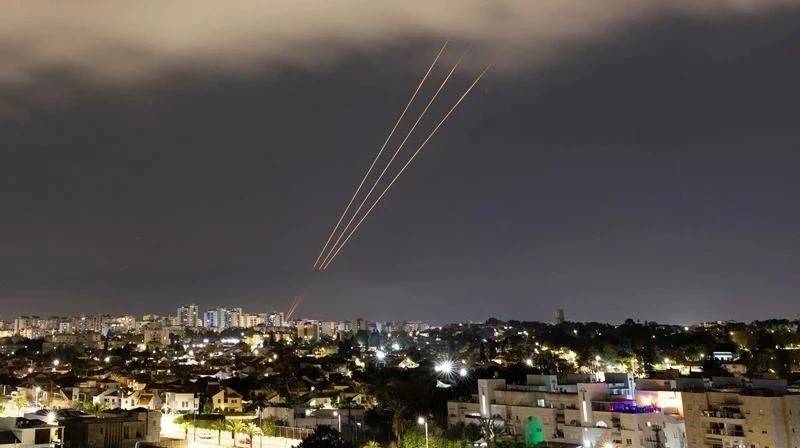 Hệ thống chống tên lửa của Israel kích hoạt phản ứng sau khi Iran phóng máy bay không người lái và tên lửa về phía Israel, nhìn từ Ashkelon, Israel, ngày 14/4/2024. (Ảnh: Reuters)
