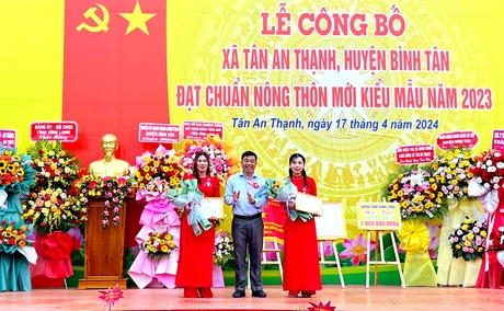 Ông Phạm Minh Hoàng- Bí thư Huyện ủy Bình Tân trao giấy khen cho 2 tập thể tiêu biểu.