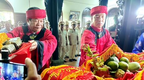 Lãnh đạo tỉnh thực hiện nghi thức dâng cúng lễ vật và trà, rượu lên bàn thờ Quốc Tổ Hùng Vương.