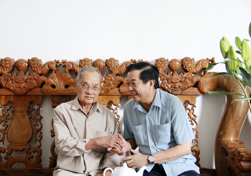 Bí thư Tỉnh ủy- Bùi Văn Nghiêm đến thăm đồng chí Nguyễn Ký Ức.