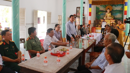 Quan tâm thực hiện công tác phối hợp chung về tập hợp, xây dựng khối đại đoàn kết toàn dân. Trong ảnh: Thăm hỏi nhân dịp Tết cổ truyền của đồng bào Khmer.