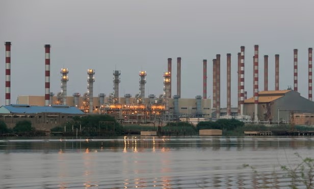 Chiến sự ở Trung Đông khiến giá dầu tăng mạnh. (Ảnh: Reuters - Nhà máy lọc dầu Abadan ở phía Tây Nam Iran)