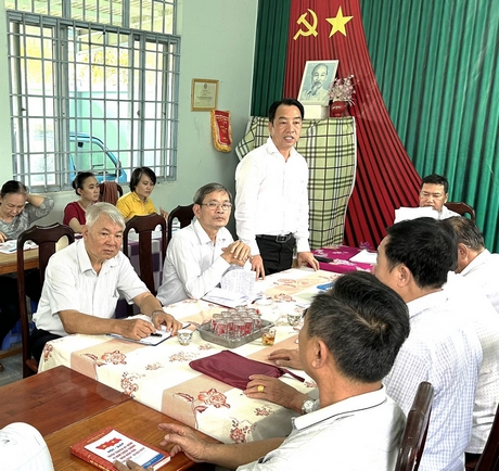 Đồng chí Lữ Quang Ngời dự sinh hoạt thường kỳ tháng 4/2024 với đảng viên Chi bộ khóm Tân Quới Đông.