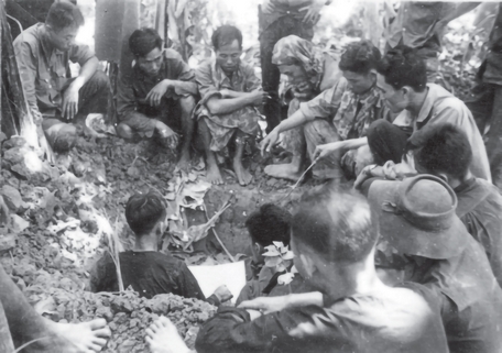 Ban Chỉ huy Tiền phương bàn phương án tiến công vào trung tâm tỉnh Vĩnh Long tháng 4/1975.Ảnh: Tư liệu
