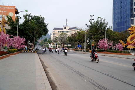 Các tuyến phố trong nội ô TP Sơn La (tỉnh Sơn La) tràn đầy sức sống của một đô thị trẻ nơi núi đồi Tây Bắc.