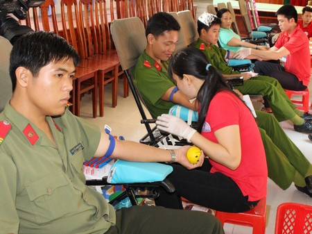 Phong trào hiến máu tình nguyện ngày càng có nhiều người tham gia.