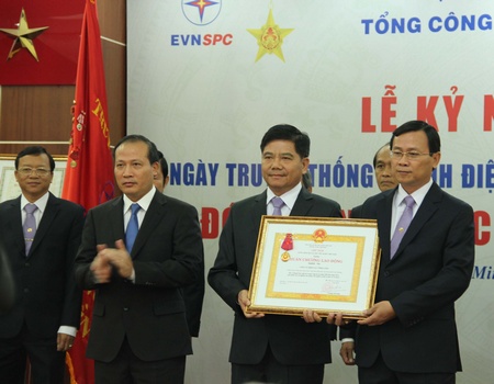 Công ty Điện lực Vĩnh Long đón nhận Huân chương Lao động hạng nhì của Chủ tịch nước.Ảnh: TRẦN VĂN CHINH