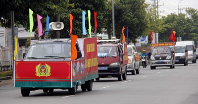  Đoàn xe cổ động diễu hành qua một số tuyến đường chính của TP Vĩnh Long.