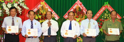 Đồng chí Trương Văn Sáu tặng kỷ niệm chương cho cán bộ có nhiều đóng góp vì sự nghiệp tổ chức xây dựng Đảng.