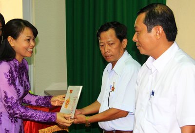 Đồng chí Nguyễn Thị Thu Hà tặng kỷ niệm chương cho cán bộ có nhiều đóng góp vì sự nghiệp tổ chức xây dựng Đảng.