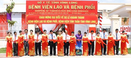  Lãnh đạo Tỉnh ủy, HĐND, UBND, UBMTTQ Việt Nam tỉnh Vĩnh Long cùng ngành y tế cắt băng khánh thành Bệnh viện Lao và bệnh phổi.