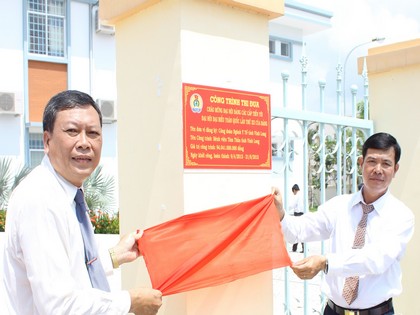 Lãnh đạo Sở Y tế và Liên đoàn Lao động tỉnh dỡ ruy băng bảng chào mừng Đại hội Đại biểu Đảng bộ tỉnh Vĩnh Long lần thứ X tại 2 công trình bệnh viện.
