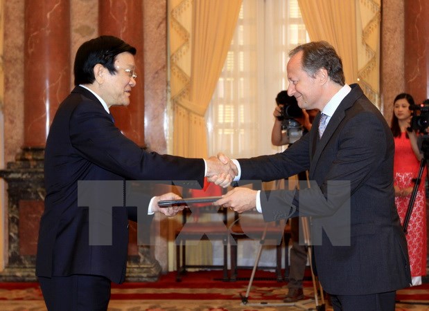 Chủ tịch nước Trương Tấn Sang tiếp Đại sứ, Trưởng Phái đoàn EU tại Việt Nam Bruno Angelet đến trình quốc thư. (Ảnh: An Đăng​/TTXVN)