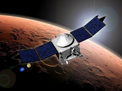 Tàu vũ trụ MAVEN quay quanh quỹ đạo sao Hỏa. Ảnh: NASA.