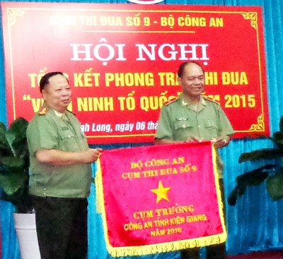 Thiếu tướng Lê Văn Út- Giám đốc CA tỉnh Vĩnh Long bàn giao vai trò cụm trưởng Cụm thi đua số 9 năm 2016 cho đại diện CA tỉnh Kiên Giang.