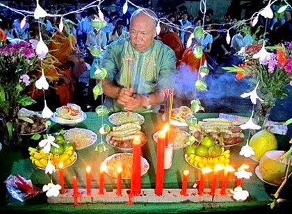 Nghi thức Lễ cúng trăng- lễ chính trong Lễ hội Ok-Om-Bok của người Khmer Nam bộ.  