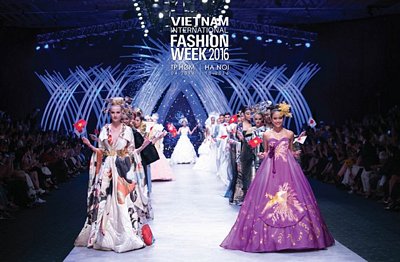 Bộ sưu tập của “bà hoàng áo cưới” Nhật Bản Yumi Katsura tại Tuần lễ thời trang quốc tế Việt Nam 2015 vừa qua. (Ảnh: BTC)