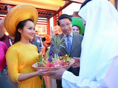 Đại sứ Việt Nam tại UAE Phạm Bình Đàm giới thiệu thanh long Việt Nam với Bộ trưởng Văn hóa UAE. (Nguồn: Vụ Báo chí-Bộ Ngoại giao)