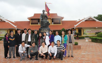 Du khách chụp ảnh lưu niệm trước tượng đài cụ Nguyễn Du.