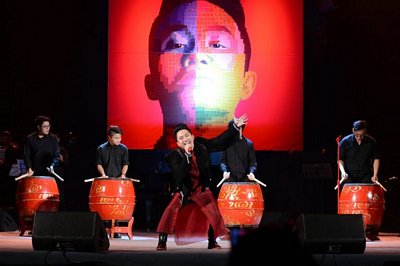 Tùng Dương hát trong liveshow kỷ niệm hơn 10 năm ca hát tối 12-12. 