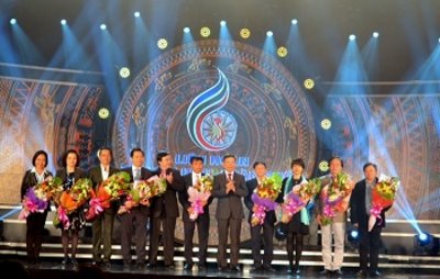 Đại diện Ban tổ chức tặng hoa cho các giám khảo tại Liên hoan. Ảnh: VGP/Lưu Hương