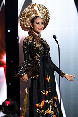 Hoa hậu Phạm Hương diện trang phục dân tộc trên sân khấu Hoa hậu hoàn vũ 2015.