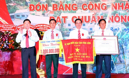 Bí thư Tỉnh ủy- Trần Văn Rón trao bằng công nhận xã nông thôn mới và thưởng công trình phúc lợi 1 tỷ đồng cho xã Hòa Bình.