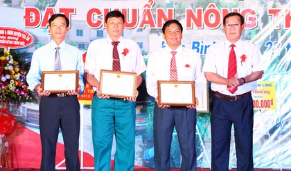 Bí thư Huyện ủy Trà Ôn- Nguyễn Thanh Triều tặng bằng khen cho các tập thể có thành tích trong chỉ đạo, điều hành xây dựng nông thôn mới.