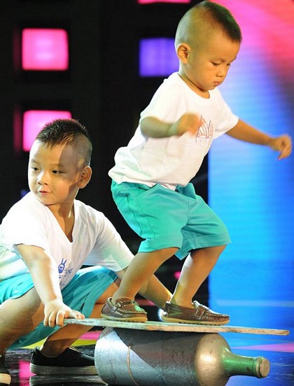 Hai nghệ sĩ xiếc nhỏ tuổi nhất Việt Nam được xác nhận kỷ lục  