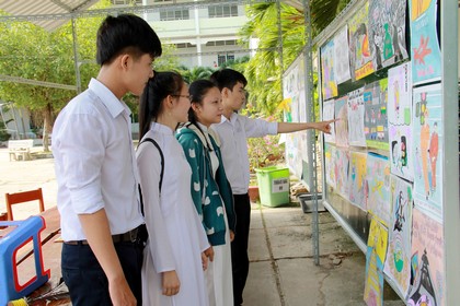 Tranh biếm họa tuyên truyền ATGT của Trường THPT Bình Minh.