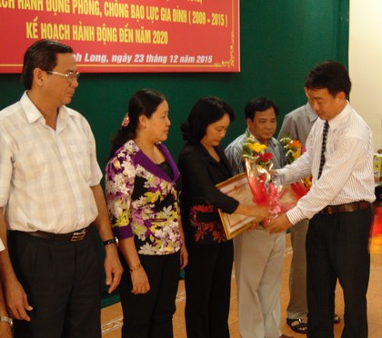 Ông Lữ Quang Ngời- Phó Chủ tịch UBND tỉnh trao bằng khen cho các cá nhân xuất sắc