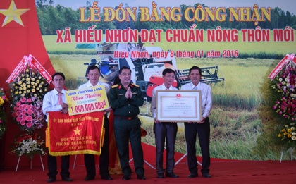 Đại tá Nguyễn Quốc Dũng- Ủy viên Thường vụ Tỉnh ủy, Ủy viên UBND tỉnh trao bằng công nhận xã đạt chuẩn NTM và các phần thưởng cho xã Hiếu Nhơn.
