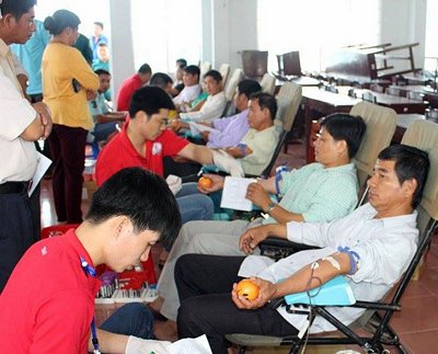  Nhiều người dân Mang Thít tham gia hiến máu.
