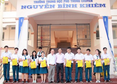  Đại diện Mobifone tỉnh Vĩnh Long trao sách cho học sinh đại diện khối lớp 12.