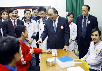 Phó thủ tướng Nguyễn Xuân Phúc thăm hỏi các đoàn viên, thanh niên và sinh viên tại chương trình hiến máu tình nguyện “Chủ nhật đỏ” lần thứ 8 năm 2016 - Ảnh: TTXVN