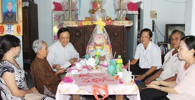 Ông Phạm Hoàng Khải (thứ 3 bên phải) đến thăm và chúc tết mẹ Phan Thị Khéo.  Thăm hỏi và chúc tết mẹ Nguyễn Thị Bông. 