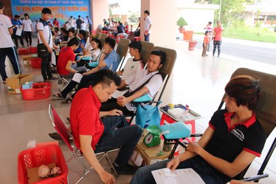 Sinh viên Trường ĐH Sư phạm Kỹ thuật Vĩnh Long tham gia hiến máu.